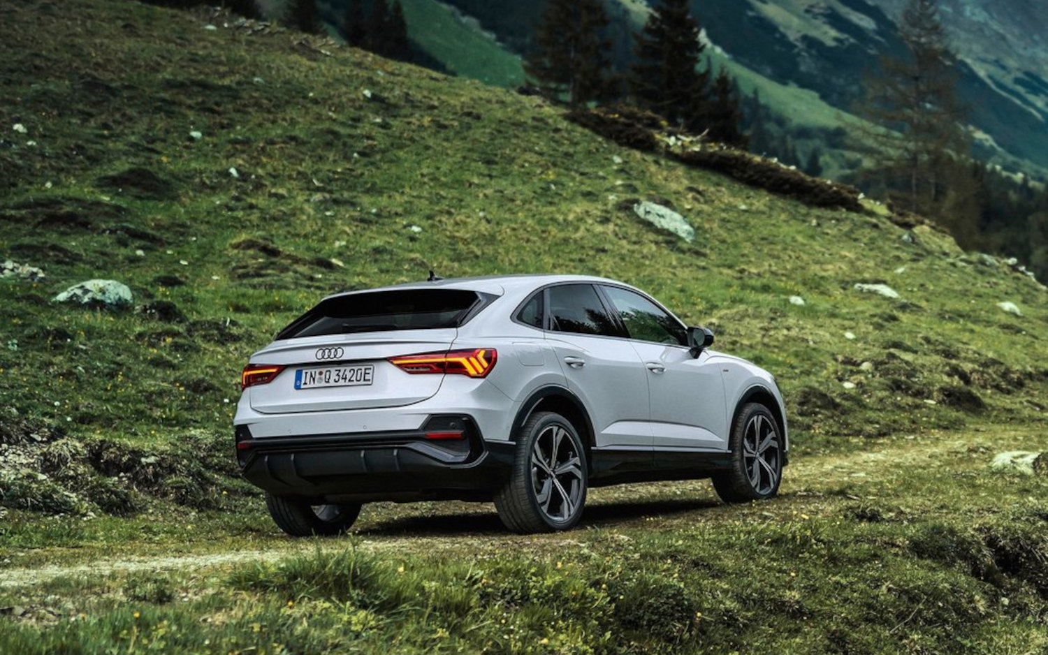 Comparison Audi Q3 Sportback 40 TFSI S line 2021 vs Nissan